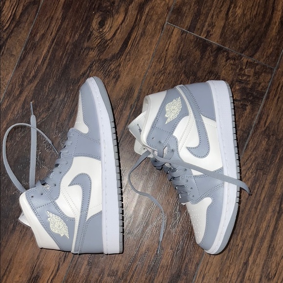 Jordan Gray and White High-Top Sneakers with Iconic Design - Picture 4 of 7